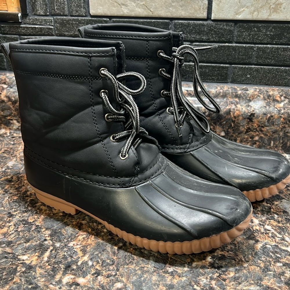 Lucky Top - girls duck boots black size 4